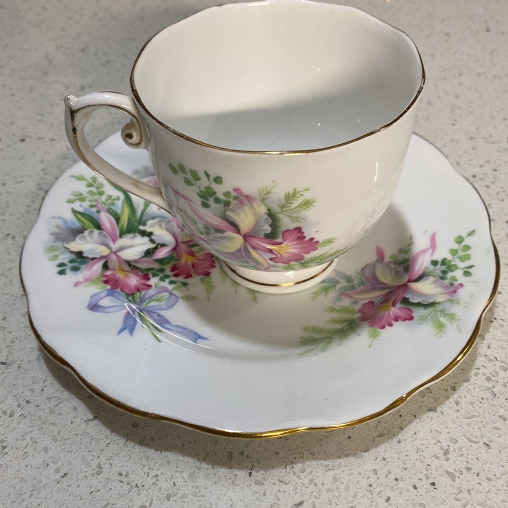 Rare Find Sweet Romance Roslyn Bone China - Picture 2 of 9